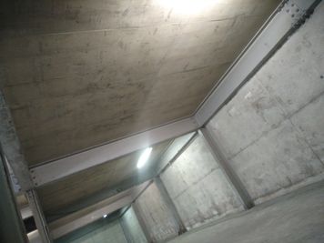 地下空間 多目的スペースの室内の写真