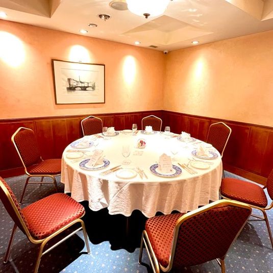 ※お写真はお食事ありの場合のセットです。 - 三笠会館本店 パーティールーム 本店6F【葵】の室内の写真
