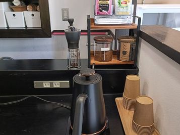 ドリンクバーです。コーヒーは豆とコーヒーミルがあり、ご自身で挽いていただけます - Coffice 6名会議室の室内の写真
