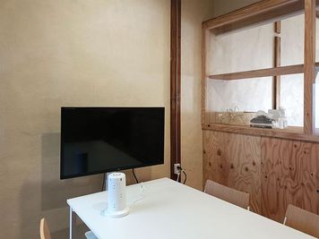 電源もあります。 - Coffice 6名会議室の室内の写真