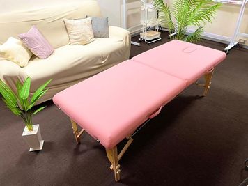 整体用ベッド。
高さが調節できるマッサージ用ベッド
お顔の部分は、穴が空いて取り外す事が出来ます - ウィルシャー・プレイス四谷 貸し会議室の室内の写真