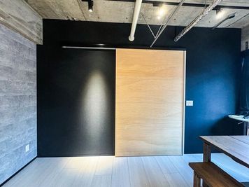 奥の部屋 - インパルス・スタジオ インパルス撮影スタジオ〜薬院大通駅から徒歩5分、天神からも近い〜の室内の写真