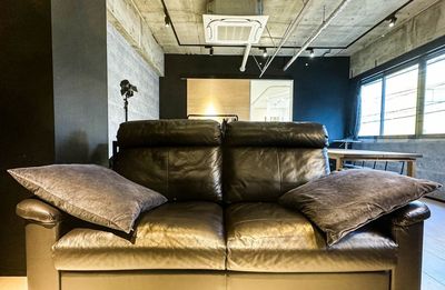 奥の部屋：黒のソファー - インパルス・スタジオ インパルス撮影スタジオ〜薬院大通駅から徒歩5分、天神からも近い〜の室内の写真
