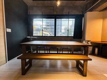 奥の部屋：テーブル - インパルス・スタジオ インパルス撮影スタジオ〜薬院大通駅から徒歩5分、天神からも近い〜の室内の写真