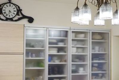 食器棚（食器各種たくさんございます） - レンタルスペース　Anne  リビングダイニング＆キッチンスペースの設備の写真