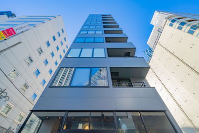 建物外観（１階はおにぎり屋さんです。） - SPOT渋谷六本木通りSIRO 築浅！渋谷駅近接デザイナーズスペース（2025年1月オープン）の外観の写真