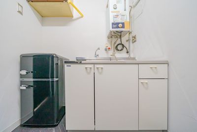 キッチンスペースに冷蔵庫も完備 - SPOT神保町三井ビルディングサイドKURO 神保町徒歩3分！最大25名利用可能の室内の写真