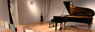 ミレートス スタジオ（撮影、展示会、ピアノ弾きあい）の室内の写真