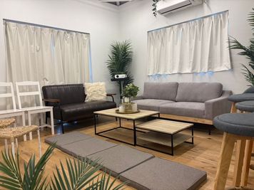 ゆったりお寛ぎいただけるリビングスペース※こちらは多めの人数でのご利用想定での配置となります（ここだけで１６名前後は着席可能） - あかたく 東京スカイツリーベース 歓送迎会シーズン TV YouTube 商用撮影 各種パーティーの室内の写真