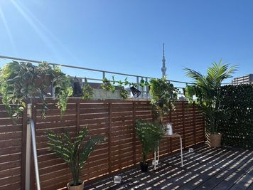 約４０㎡のウッドデッキテラスもご自由にお使いいただけます。天気の良い日は爽快です！※風はまあまあ強いこともございます（笑） - あかたく 東京スカイツリーベース 歓送迎会シーズン TV YouTube 商用撮影 各種パーティーの室内の写真