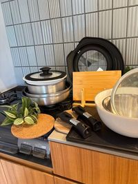 調理器具も一通り揃ってます。
フライパン３
鍋２
ガラスふた２
一時保存用ふた２
兼用ふた１
兼用着脱ハンドル２本 - あかたく 東京スカイツリーベース 歓送迎会シーズン TV YouTube 商用撮影 各種パーティーの設備の写真