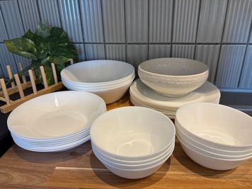 様々な種類のお皿を各種ご用意しております - あかたく 東京スカイツリーベース 歓送迎会シーズン TV YouTube 商用撮影 各種パーティーの設備の写真