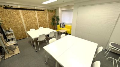 長机２本×２で、４人掛けのテーブルを２つ配置できます。 - Bee-Room八丁堀 レンタルスペースの室内の写真