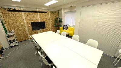 長机を４本、中央に並べた基本のレイアウトです（椅子8脚）。予備の椅子が２脚あります。 - Bee-Room八丁堀 レンタルスペースの室内の写真
