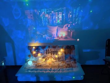 誕生日🎊ペナントは2種類。
youtubeやネトflixは無限大 - shiro町田 町田駅で人気なレンタルスペース【shiro町田】の室内の写真