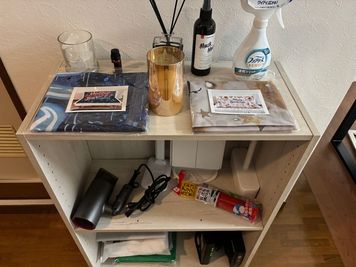 トイレ横の備品置き場やテレビ台にも備品があります。これらは自由にお使いください。 - shiro町田 町田駅で人気なレンタルスペース【shiro町田】の設備の写真