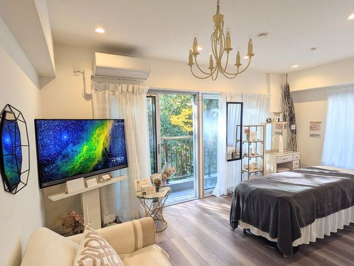 Five senses spa
窓を開けると木々の香りや小鳥のさえずりが聞こえます。 - 美容家のための共同サロンPirKa駒込  マッサージ/オイルケア/マンツーマンの美容レッスンにも最適！の室内の写真