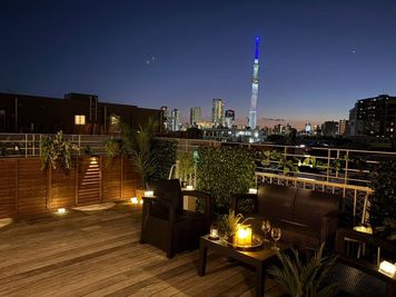 ウッドデッキテラスでゆっくり寛ぎながらのスカイツリー - あかたく 東京スカイツリーベース 歓送迎会シーズン TV YouTube 商用撮影 各種パーティーの室内の写真