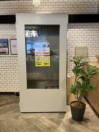 完全個室のボックスタイプで、オンライン会議や面接に最適です。 - コインスペース三宮オーパ２店[9階]