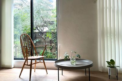 ブラインドを開けると庭のグリーンが広がります - HOUSE124 個人さまご利用限定です。撮影、パーティー(キッチン有)、など。の室内の写真