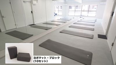 10枚のヨガマットが備え付けてあります - 【横浜・綱島】ダンススタジオ GLOW 綱島駅1分【14mの鏡と50畳の広いスタジオ】ダンスから会議までの設備の写真