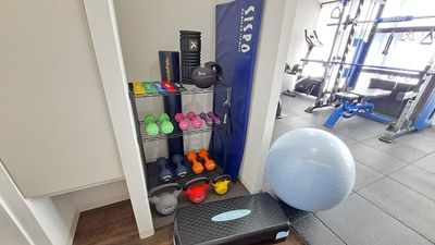 トレーニング備品は漏れなく完備 - INDEPENDENT GYM 用賀店 レンタルジムの設備の写真
