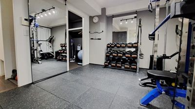 のびのびとストレッチができる十分な広さを備えています - INDEPENDENT GYM 用賀店 レンタルジムの室内の写真