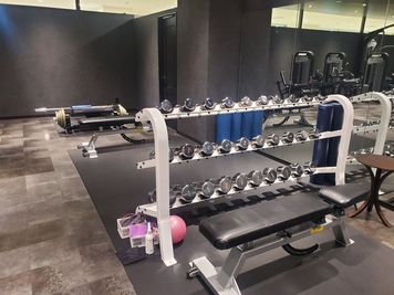 チキンジム松戸店 オープン型ジムの室内の写真