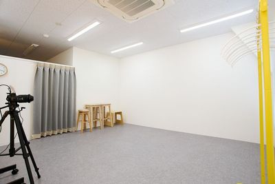 Bスタジオ：白い壁の前で撮影できます。日中であれば自然光でも撮影できます。最寄り駅から徒歩3分です。
 - ラシクスタジオ スタジオラシクの室内の写真