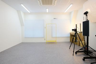 スタジオ：白い壁の前で撮影できます。日中であれば自然光でも撮影できます。最寄り駅から徒歩3分です。
 - ラシクスタジオ スタジオラシクの室内の写真
