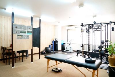 39坪の広々スペース空間
筋トレマシン・整体台・４人掛けテーブル・更衣室・洗面台 - BMH PERSONAL GYM レンタルジム・スタジオ・ヨガ・整体の室内の写真
