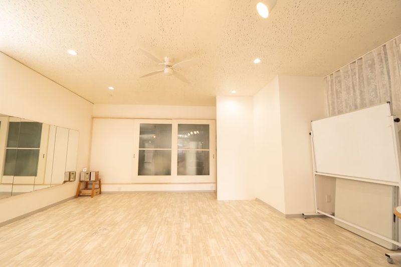 P有★自然光入る大型窓＆白いウッドテラス/ダンス/スペースリブラ - 【P有り】自然光入る大型テラス窓と白いウッドテラス/ダンスリブラ