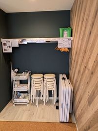 備品はこちらのスペースにまとめられております。
お荷物や上着もこちらに置けます。 - MintGreenレンタルスタジオ松戸 🌱多目的スペース🌱Mint Greenレンタルスタジオ松戸の室内の写真