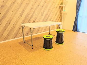 折りたたみテーブル（小）の高さを58㎝にして予備スツールを使えば、お子様が作業するのに最適です。 - MintGreenレンタルスタジオ松戸 🌱多目的スペース🌱Mint Greenレンタルスタジオ松戸の室内の写真