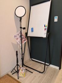 ホワイトボード/LEDライト/スマホ三脚はスタジオ入口のこちらにございます。 - MintGreenレンタルスタジオ松戸 🌱多目的スペース🌱Mint Greenレンタルスタジオ松戸の室内の写真
