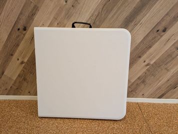 折りたたみデスク（小）
（W122×D61×H58/74㎝）×1台
2段階高さ調節ができます。
お子様や1～2名様でのご利用に最適です。 - MintGreenレンタルスタジオ松戸 🌱多目的スペース🌱Mint Greenレンタルスタジオ松戸の設備の写真