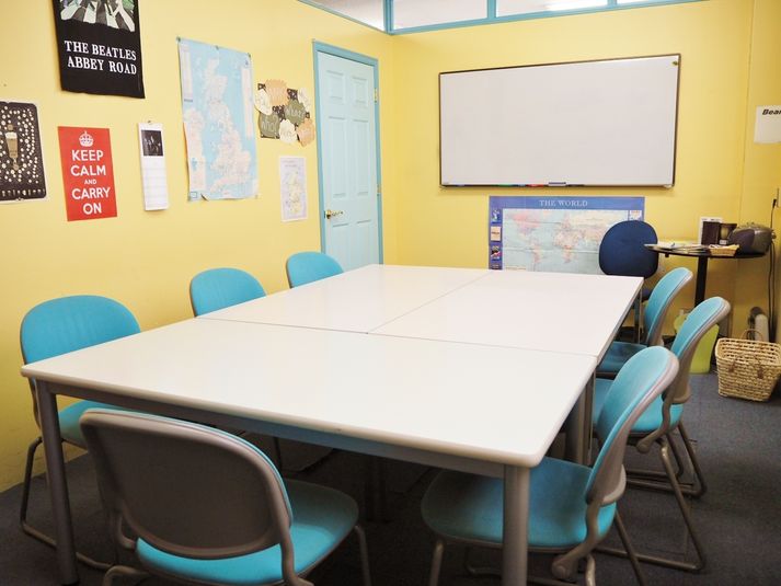 英会話学校ザ・ニュービレッジ Room 3の室内の写真