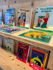 お子様用の絵本（日本語・英語）がたくさんあります。 - レンタルスペース136g/西宮北口徒歩1分のレンタルスペース レンタルスペース136gの設備の写真
