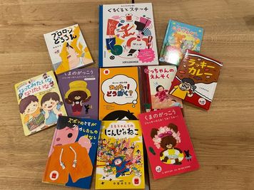お子様用の絵本（日本語・英語）がたくさんあります。 - レンタルスペース136g/西宮北口徒歩1分のレンタルスペース レンタルスペース136gの設備の写真