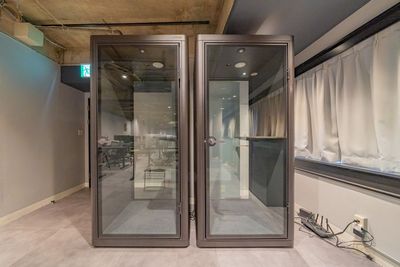 フォンブース - SOLO恵比寿南 SOLO恵比寿南140　Mac向最高画質27インチディスプレイ席の室内の写真