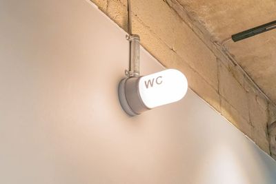 トイレはランプで使用確認可２ - SOLO恵比寿南 SOLO恵比寿南140　Mac向最高画質27インチディスプレイ席の室内の写真