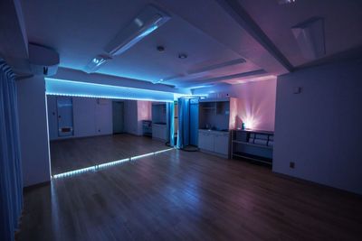 スタジオ内。LEDライト：青 - レンタルスタジオ Mirror Box 黄金町の室内の写真