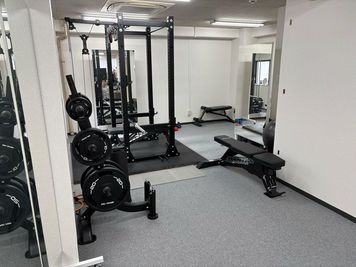 パワーラック、ダンベル、大型鏡完備！グループでのトレーニングも可能です！ - レンタルジム