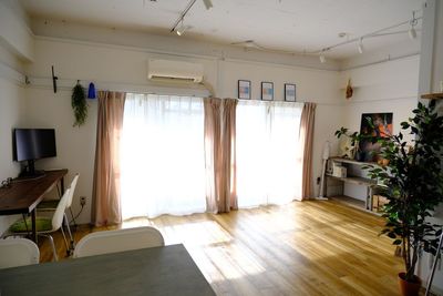 自然光の入る明るいスペース - studioひぐらし 撮影スタジオ📸【studioひぐらし】料理教室などにも🌟の室内の写真