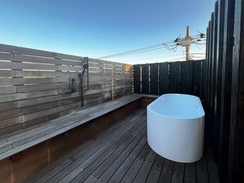 【屋上バスデッキ】家族で入れるほど大きなバスタブに開放的なウッドデッキ - アトリエ阿佐ヶ谷 アトリエ阿佐ヶ谷"Atelier Asagaya" 撮影スタジオの室内の写真