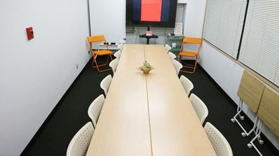 可動式の長机4個と椅子15脚（うち4脚は折りたたみ式）を自由に組み合わせてレイアウトを変更できます。 - ブルースペース西新宿403 貸し会議室・研修・塾・セミナーの室内の写真