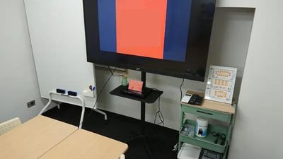 55インチの大型モニターやホワイトボードをご利用いただけます。（いずれも可動式） - ブルースペース西新宿403 貸し会議室・研修・塾・セミナーの設備の写真