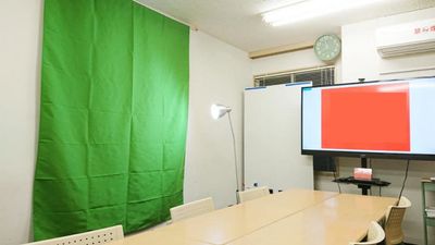 バーチャル背景などに使えるグリーンスクリーンを設置しています。動画配信やWeb会議などでご利用ください。 - ブルースペース西新宿403 貸し会議室・研修・塾・セミナーの設備の写真