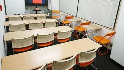 セミナー形式のレイアウトも可能です。（着席できるのは最大15名） - ブルースペース西新宿403 貸し会議室・研修・塾・セミナーの室内の写真