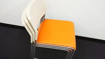 椅子はスタッキングできます。 - ブルースペース西新宿403 貸し会議室・研修・塾・セミナーの設備の写真